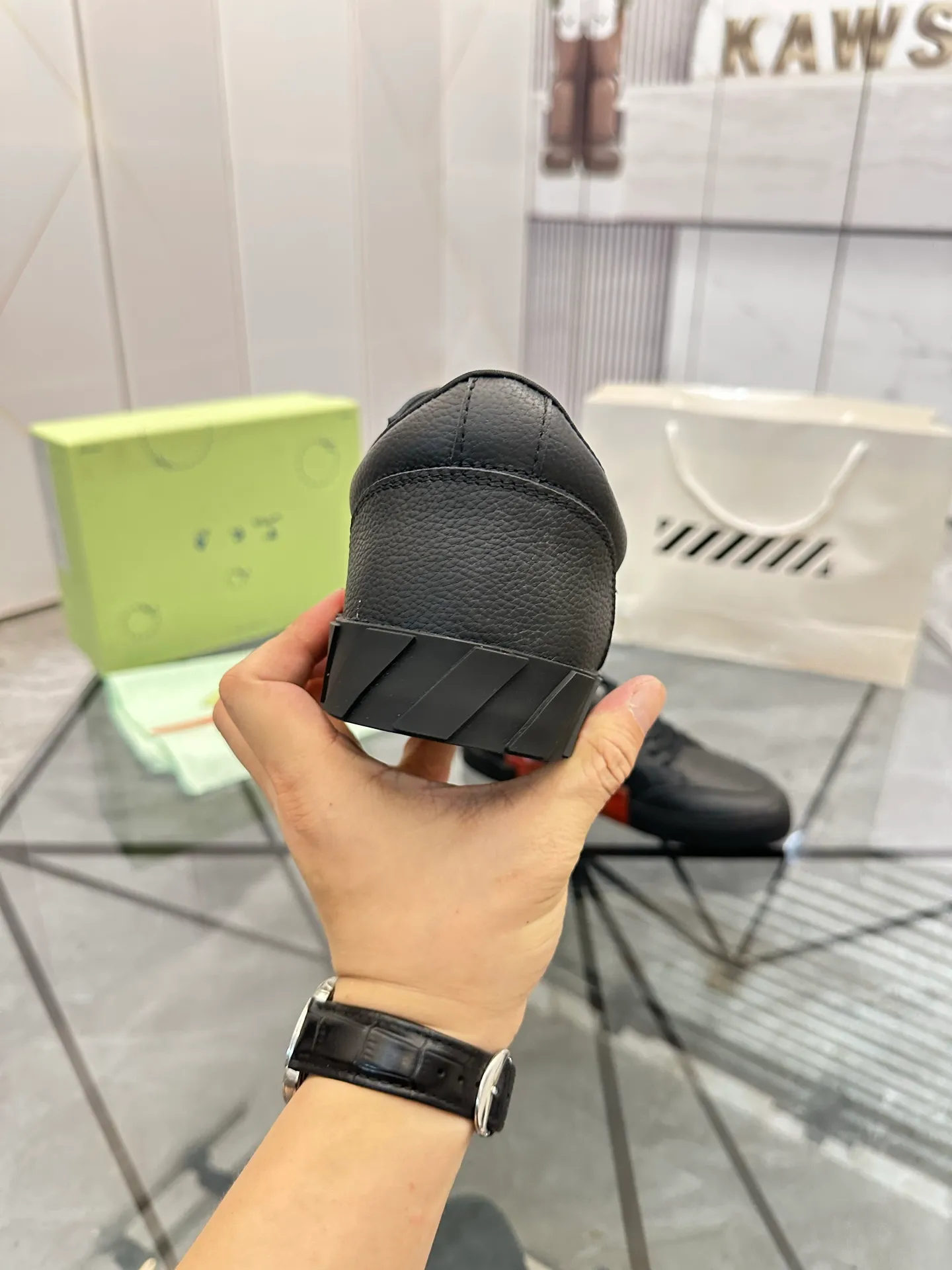 Selling men's shoes 💰: 💰P440¥ Product trademark: OFF WHITE *"OFF WHITE*" low-top casual shoes Regular size: 35-45 (can be customized to 46) Couple style Product material: imported cowhide upper, breathable lining, original outsole. No.: H203